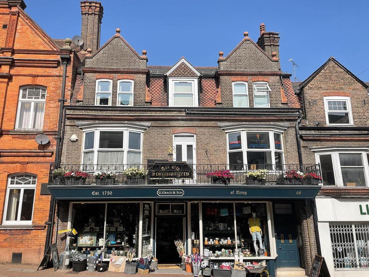 Large West Side Room Above G Grace & Son Tring Exterior foto